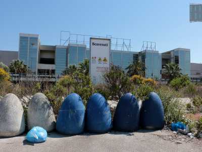 La costruzione � preceduta da un esteso giardino "prigioniero" della vegetazione spontanea ed � distribuita su tre livelli: il piano terra e il primo piano dedicati ai parcheggi, il secondo piano ideato per l'accoglienza dei negozi